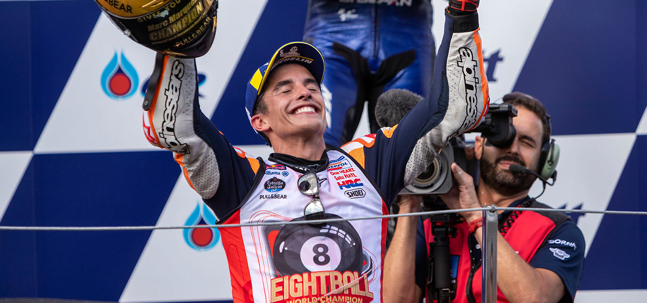 Marc Márquez en el podio, tras ganar en Chang