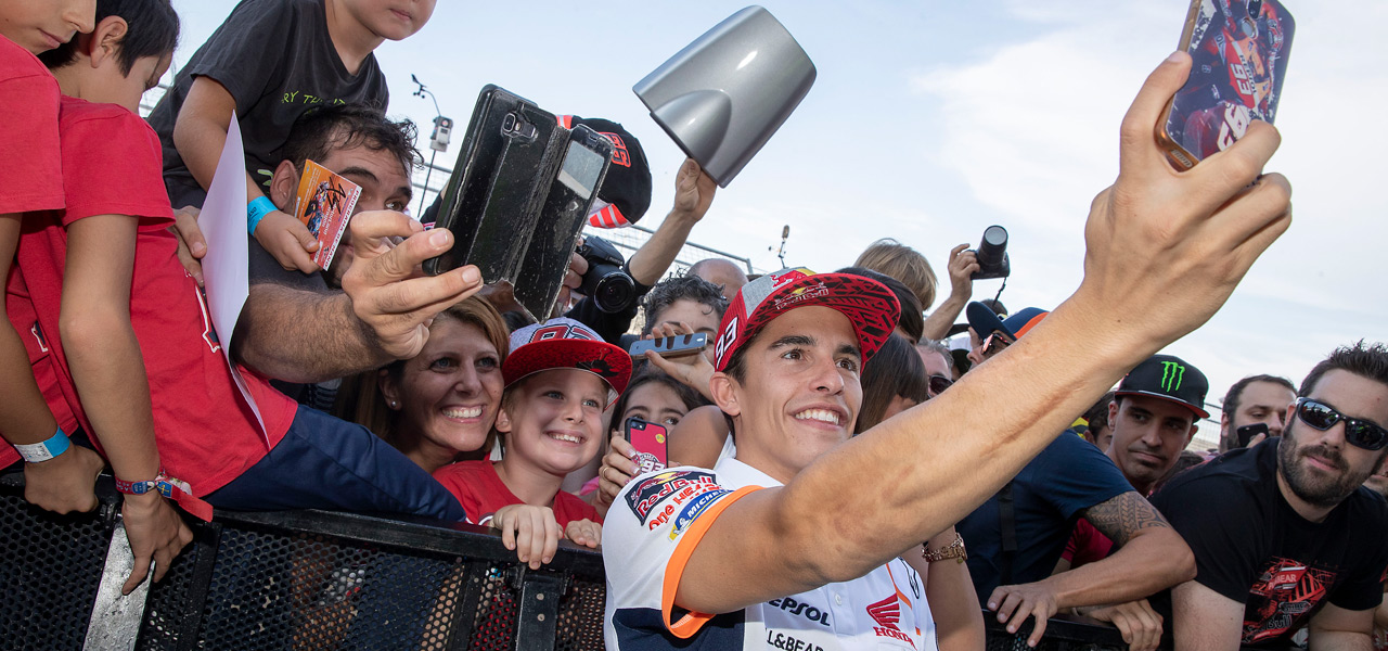 Marc Márquez se hace un selfie con los fans