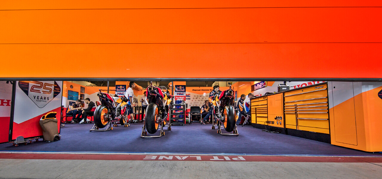 box-del-equipo-repsol-preparando-gp