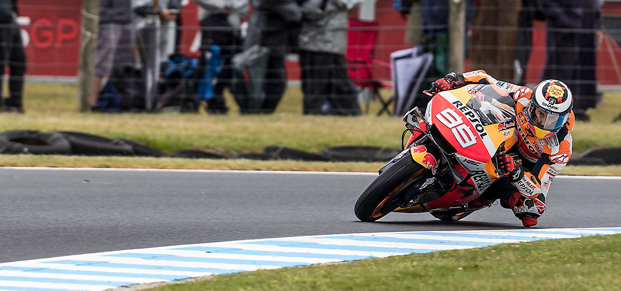 Jorge Lorenzo en pista, tomando una curva sobre la RC213V