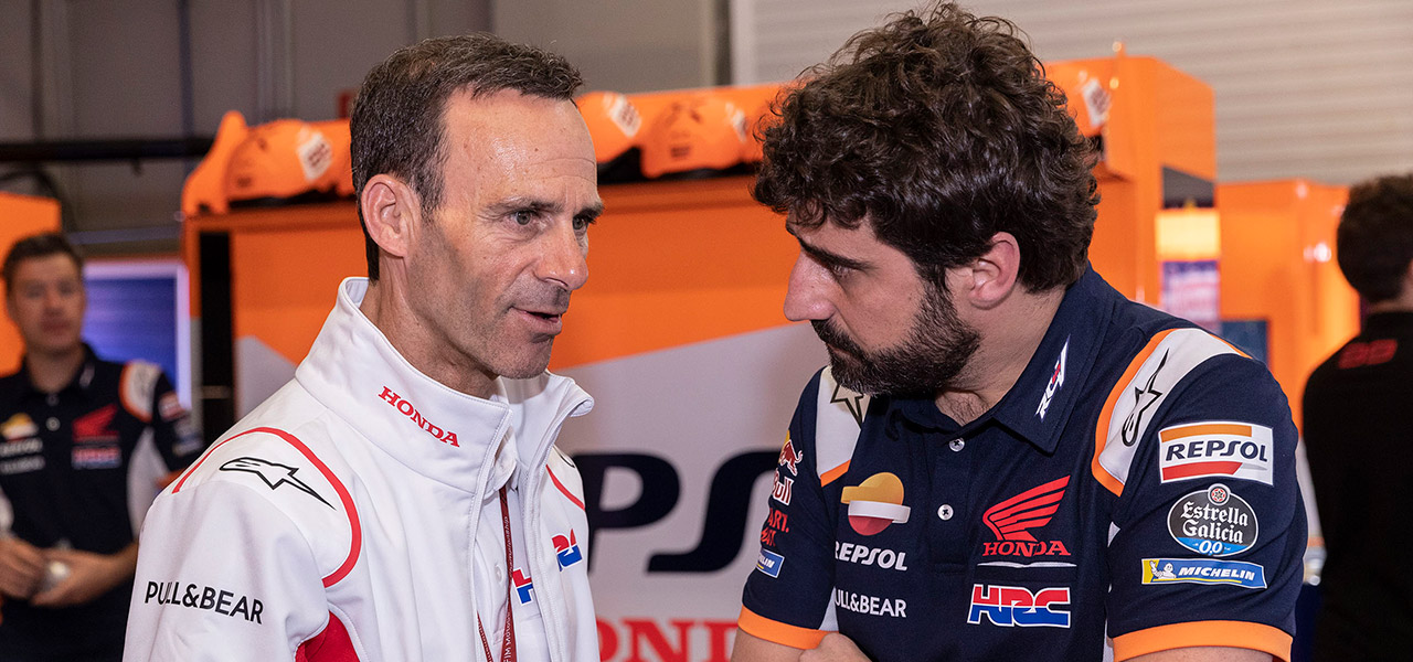 Alberto Puig y Santi Hernández hablando en el Box de Repsol Honda