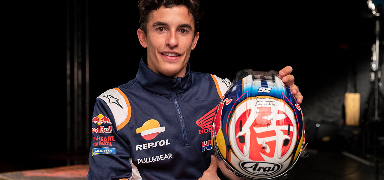 Marc Márquez muestra el casco de Dani Pedrosa