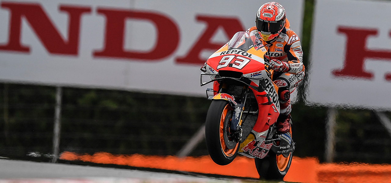 La moto de Marc levnta la rueda delantera al acelerar a tope