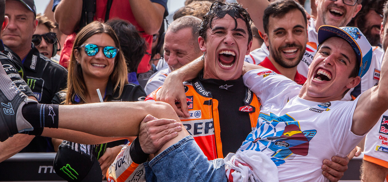 Marc Márquez celebra el podio en el GP Malasia 2019 con su hermano