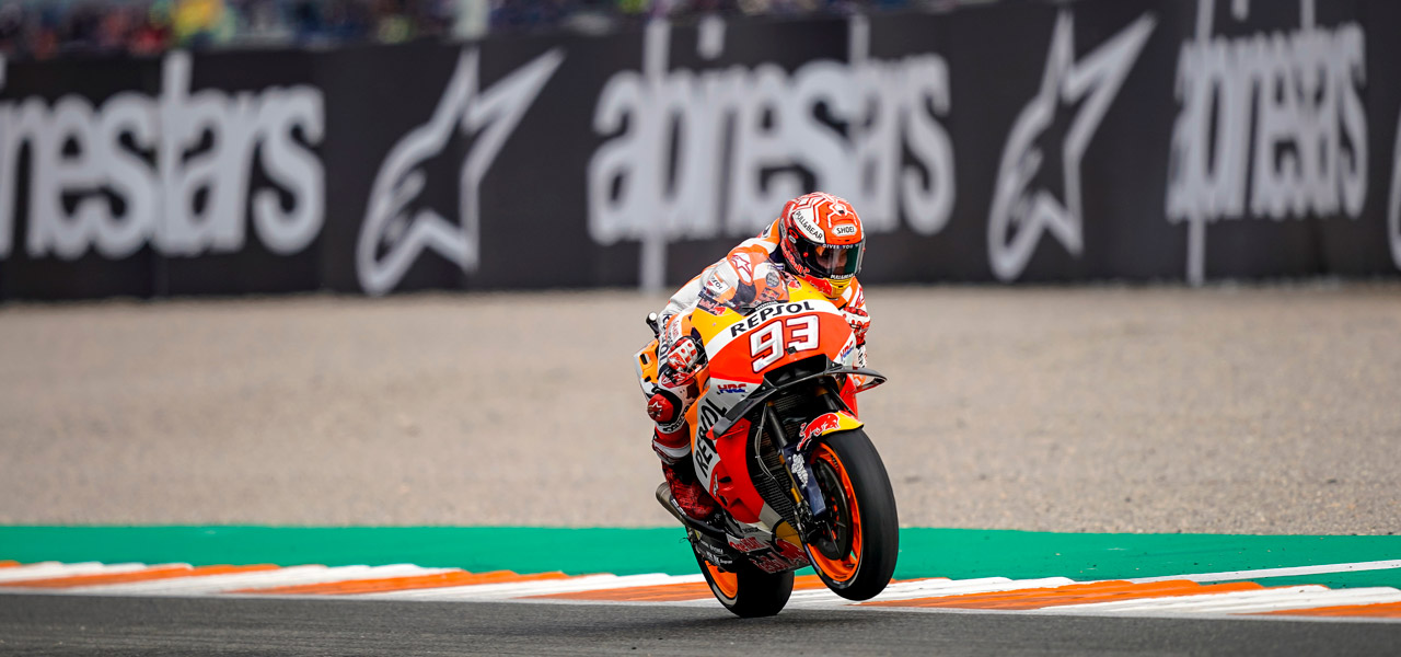 Marc Márquez acelerando sobre la Honda