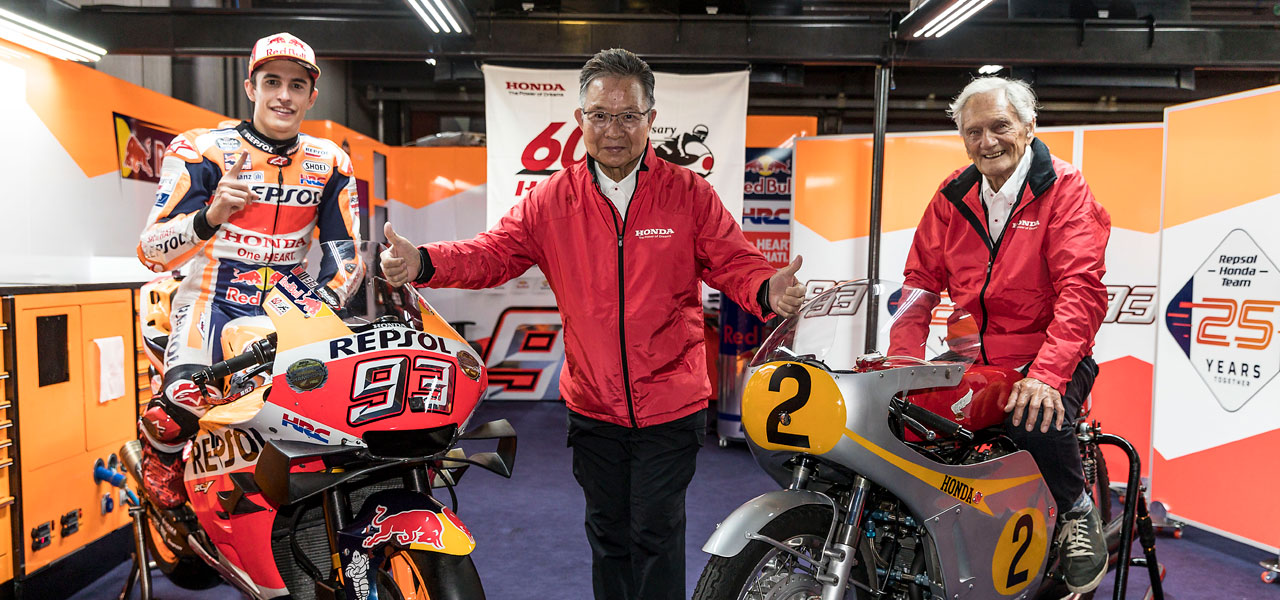 RC213V y una Honda clásica una junto a la otra