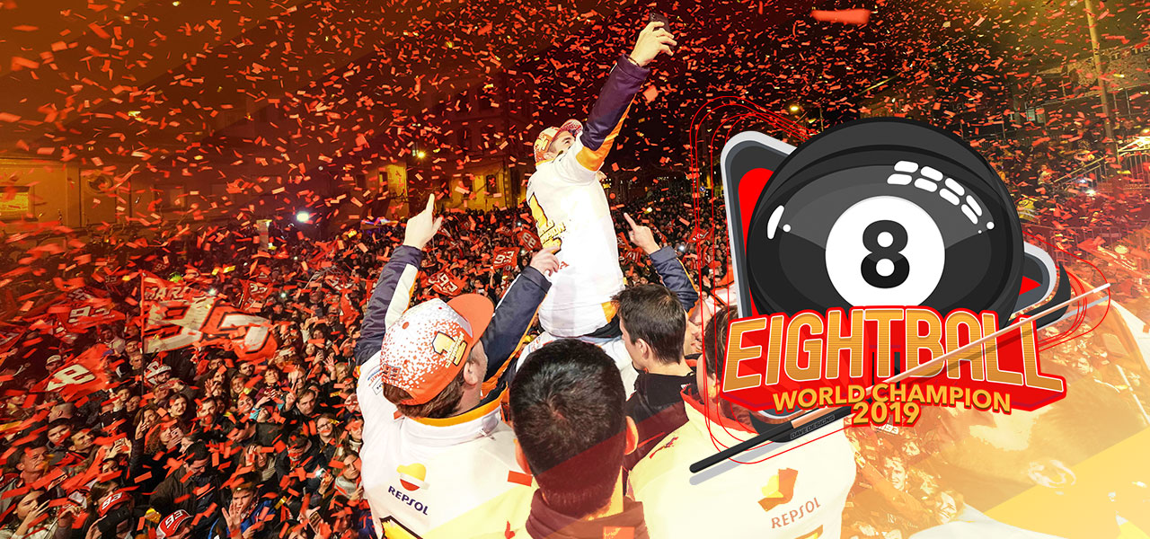 Marc Márquez celebrando el título mundial con lo fans