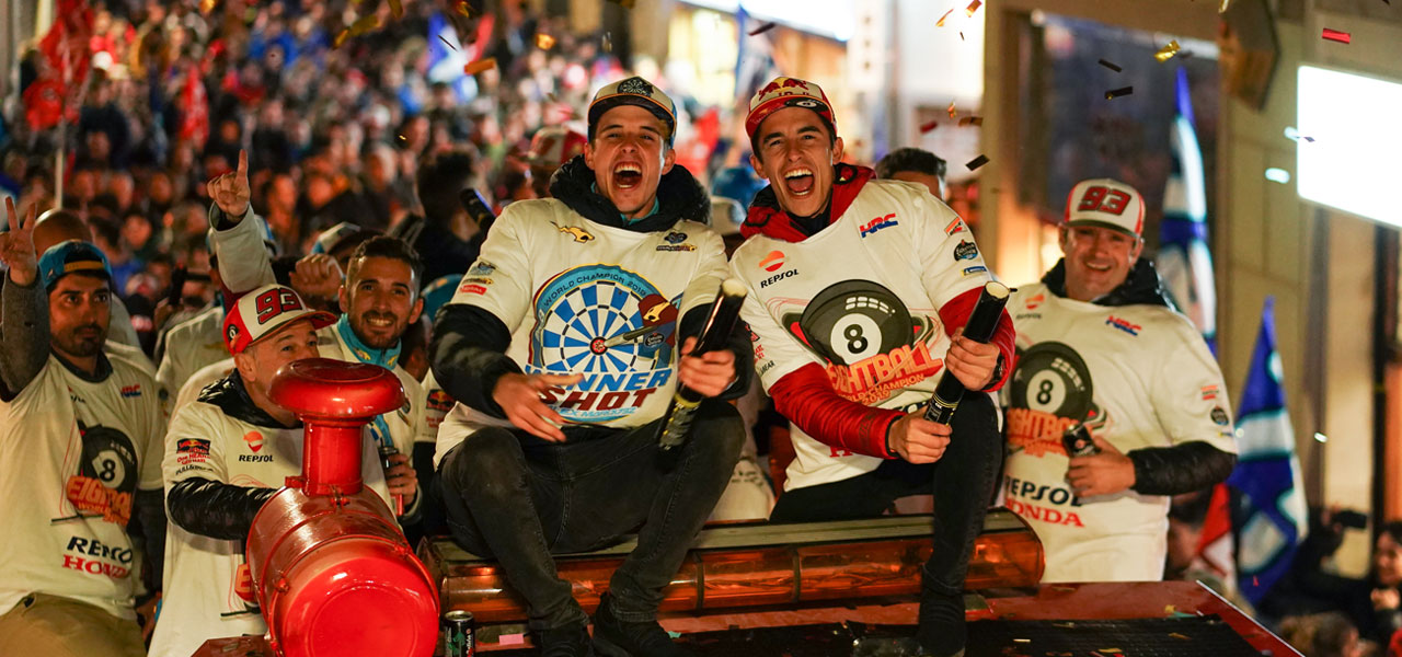 Alex y Marc Márquez celebran en Cervera con los fans