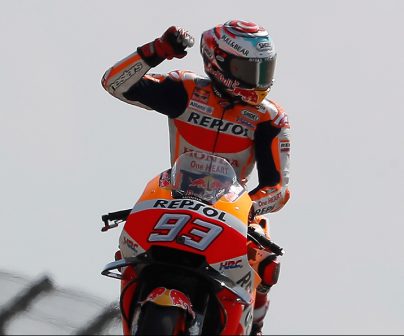 Marc márquez sobre su RC213V levantando el brazo