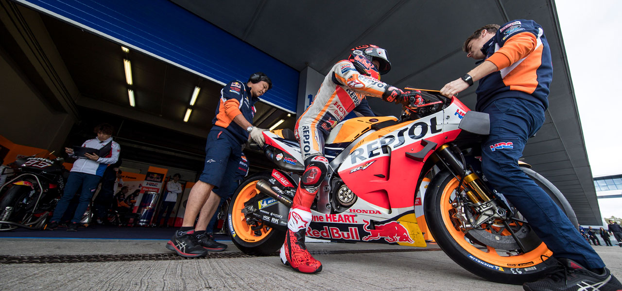 Marc Márquez sacando la moto ayudado por sus mecánicos