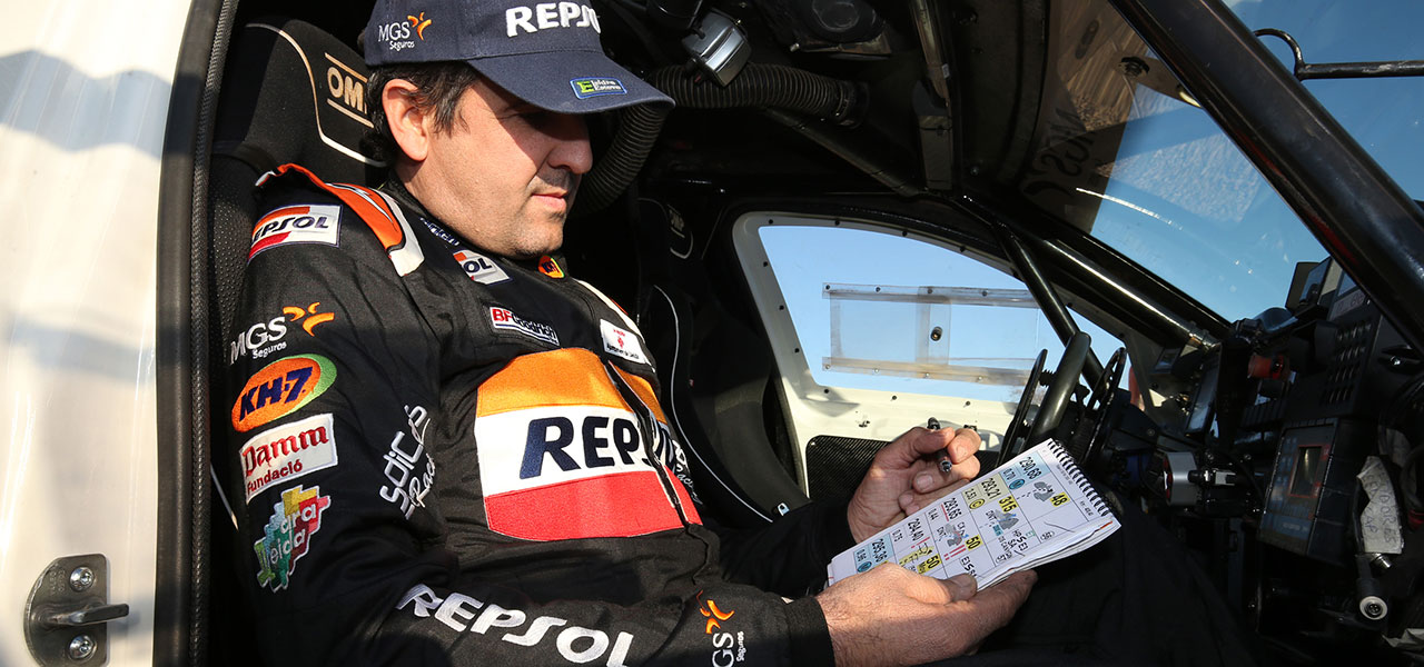 Txema Villalobos nos enseña el roadbook del rally dakar 2020