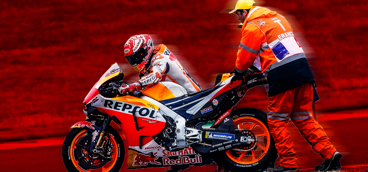 marc-maquez-empujando-rc213v-para-arrancarla