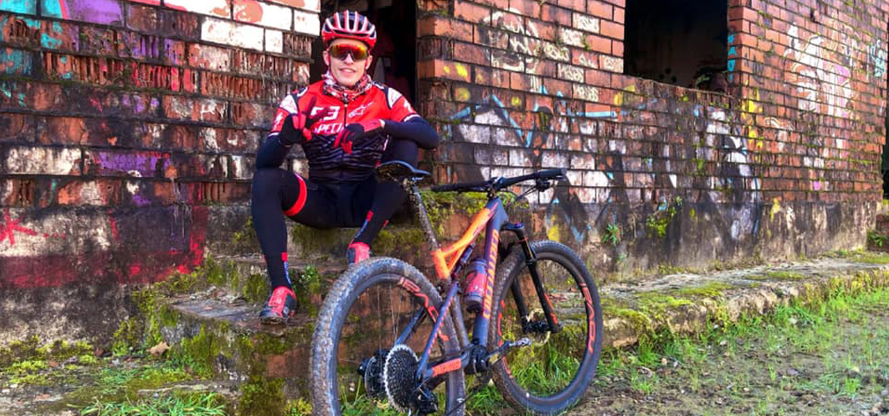 Marc Márquez sentado junto a una pared de ladrillos en una de sus escapadas en bicicleta