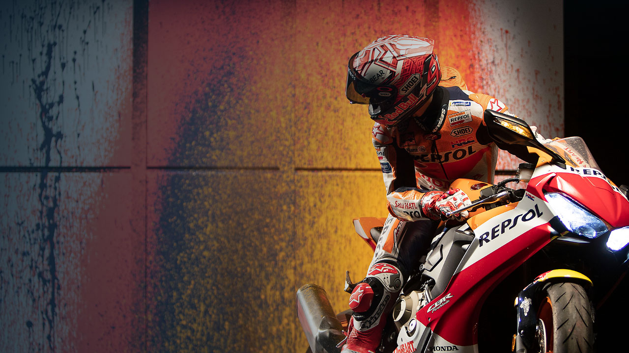 Marc Márquez pintando cuadros con una moto