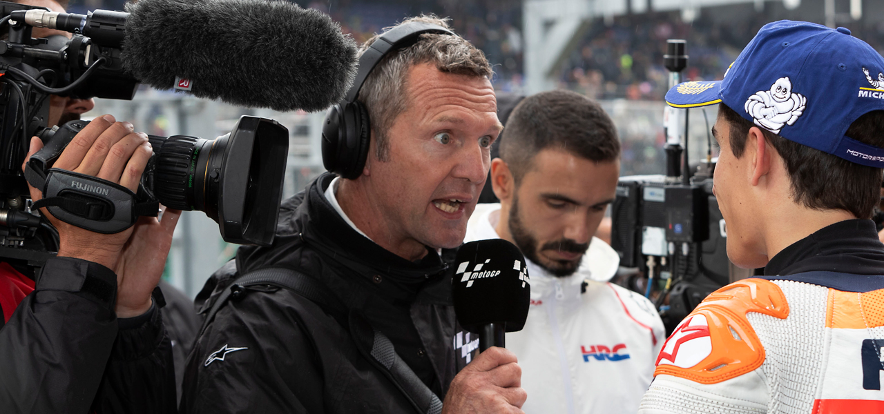 reportero-de-motogp-entrevistando-a-marcquez-en-corralito