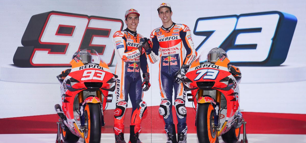 Marc Márquez y Álex Márquez posando junto a las motos en la presentación del Equipo Repsol Honda 2020