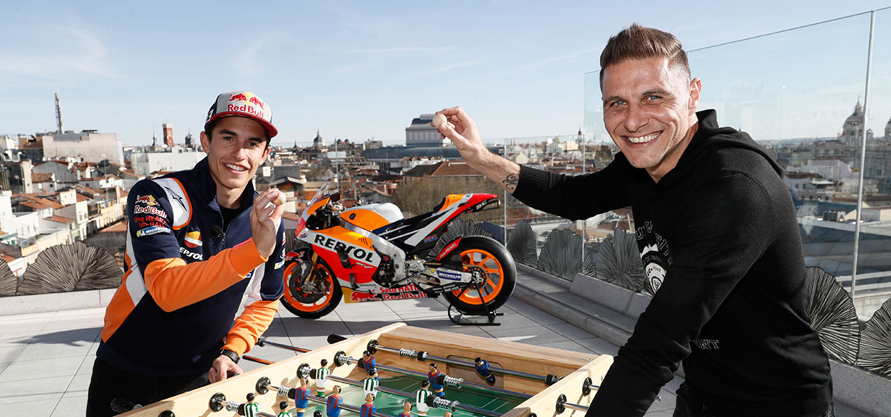 Marc Márquez y Joaquín junto a un futbolin con la rc213v de fondo
