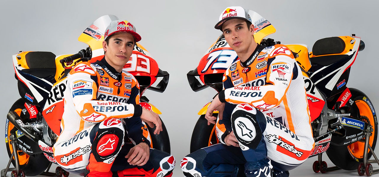 Marc y Álex Márquez pilotos del equipo Repsol Honda posando junto a las motos