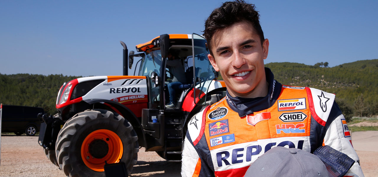 Marc Márquez posa frente a tractor