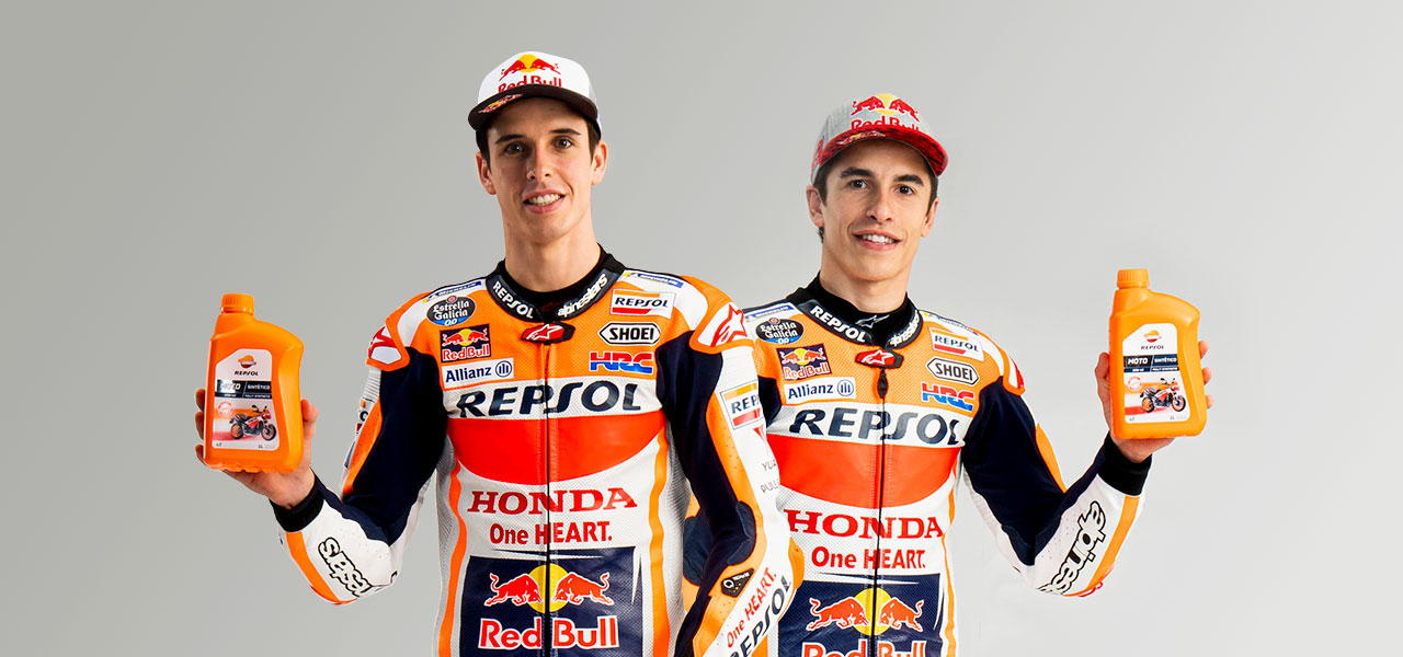 Pilotos Repsol mostrando lubricantes Repsol para moto