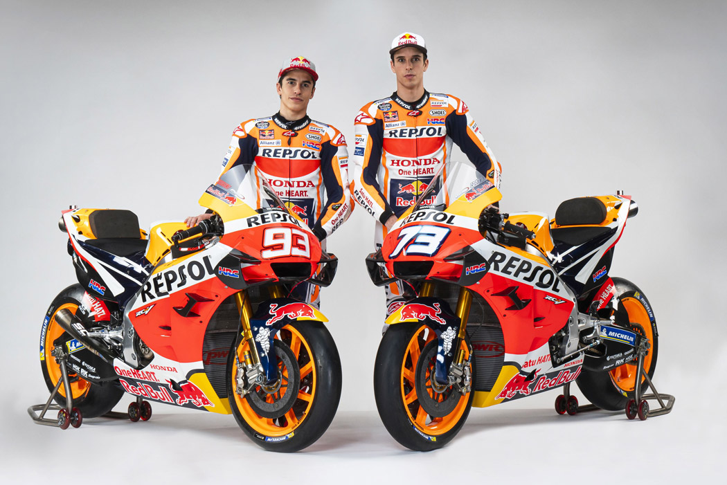 Marc y Álex Márquez posando con las motos