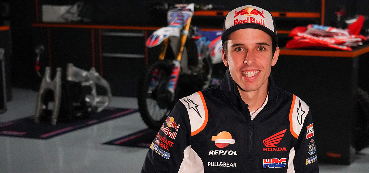 Álex Márquez posando para una foto