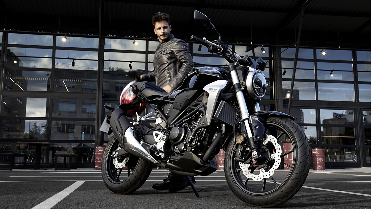 Motero mirando una Honda CB300R