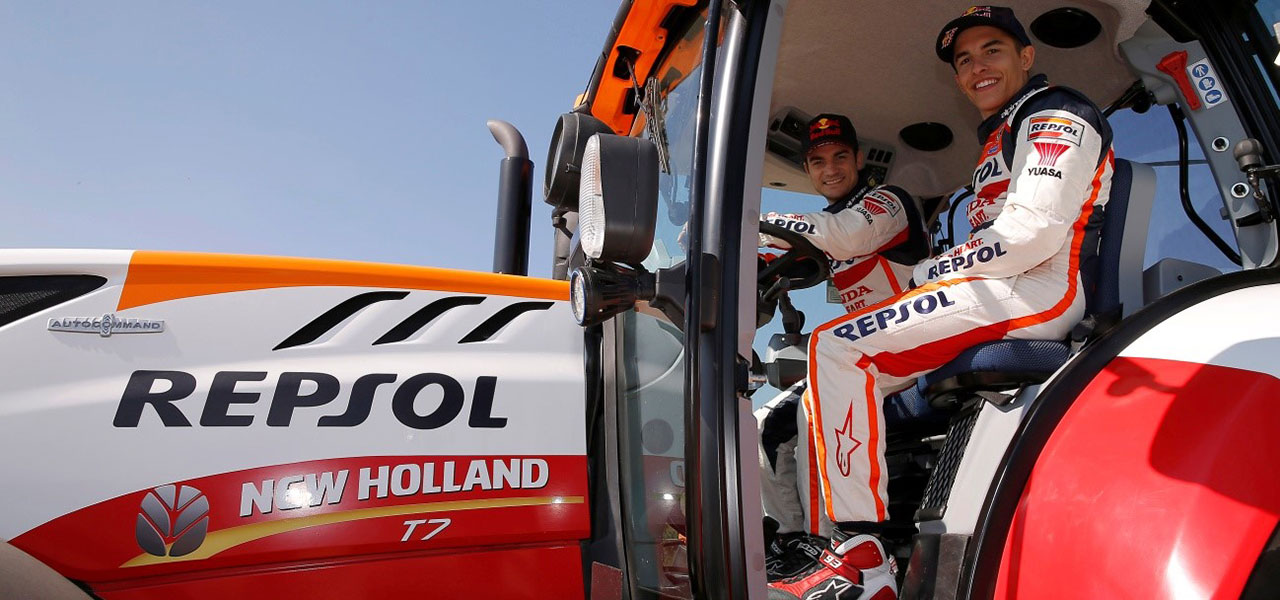 Marc Márquez y Dani Pedrosa conduciendo un tractor