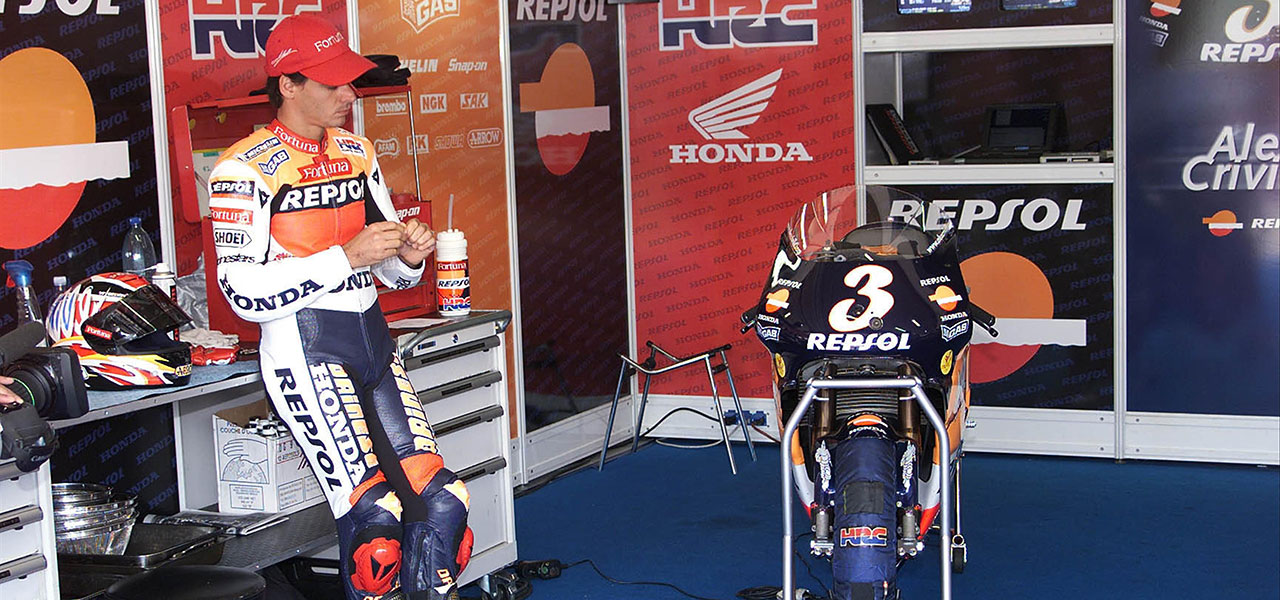 Álex Crivillé en el box junto a su NSR500