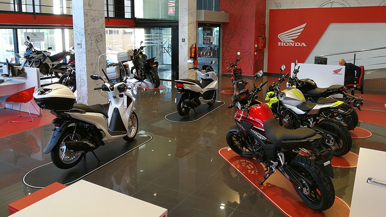 Motos A2 en el interior de un concesionario Honda