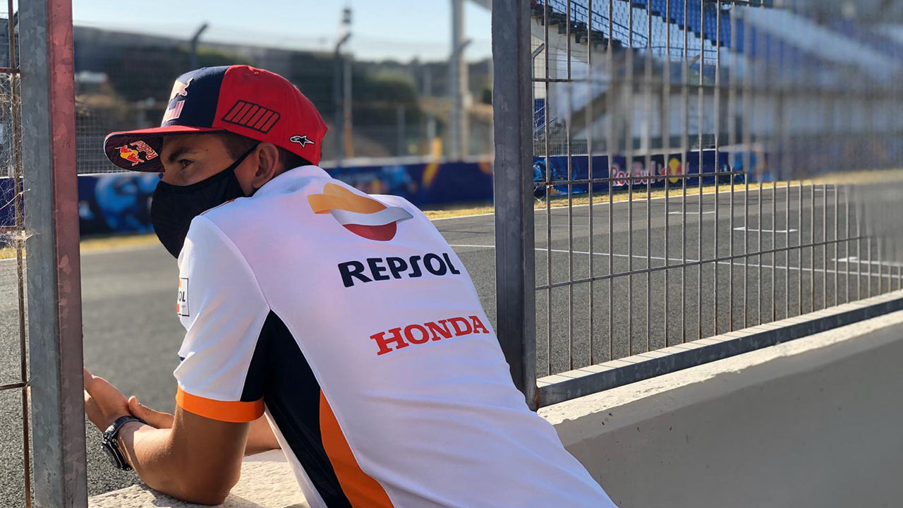 MotoGP COVID 19: Marc Marquez en el muro del pitlane con mascarilla
