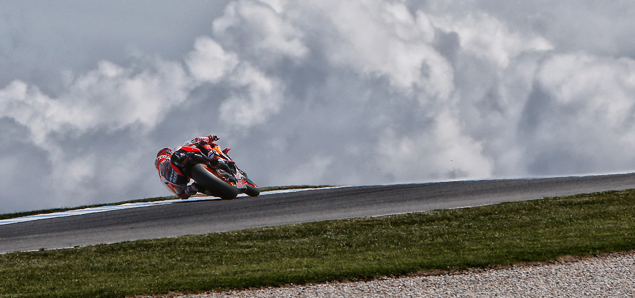 Marc Márquez rodando con una gran nbe de fondo