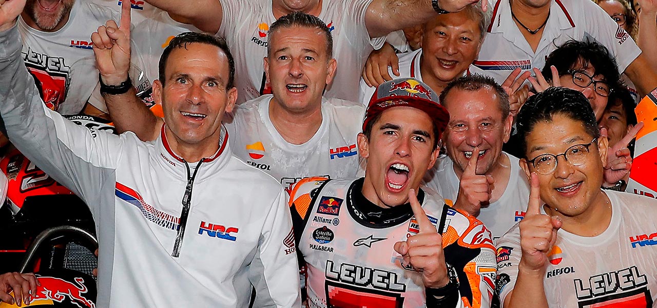 Alberto Puig y Marc Márquez celebrando con Yoshihige Nomura director de HRC