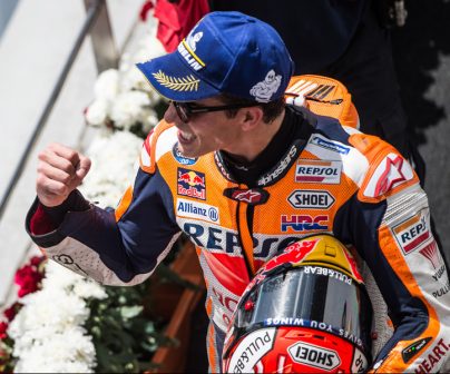 Marc Márquez celebra con el puño cerrado