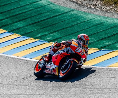 Marc Márquez tomando una curva en sector revirado