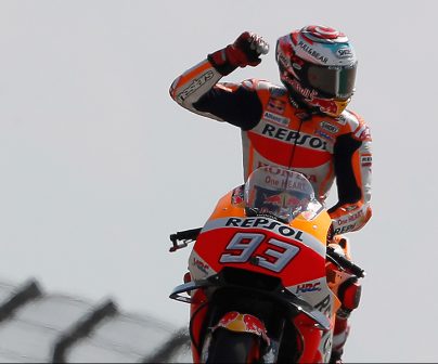 Marc márquez sobre su RC213V levantando el brazo