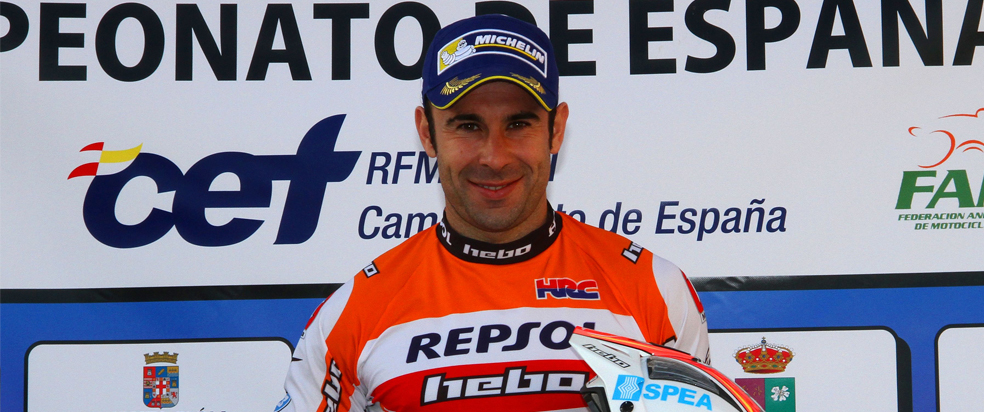 Toni Bou en el podio en Almería