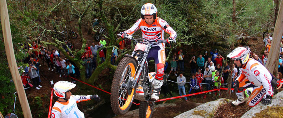 Toni Bou subiendo unas rocas