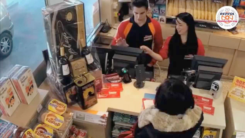 Marc Márquez y Dani Pedrosa trabajando en una gasolinera