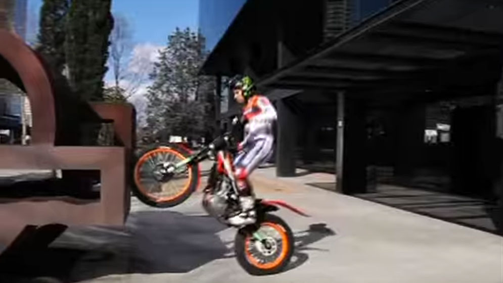 Toni Bou realizando un movimiento con la moto