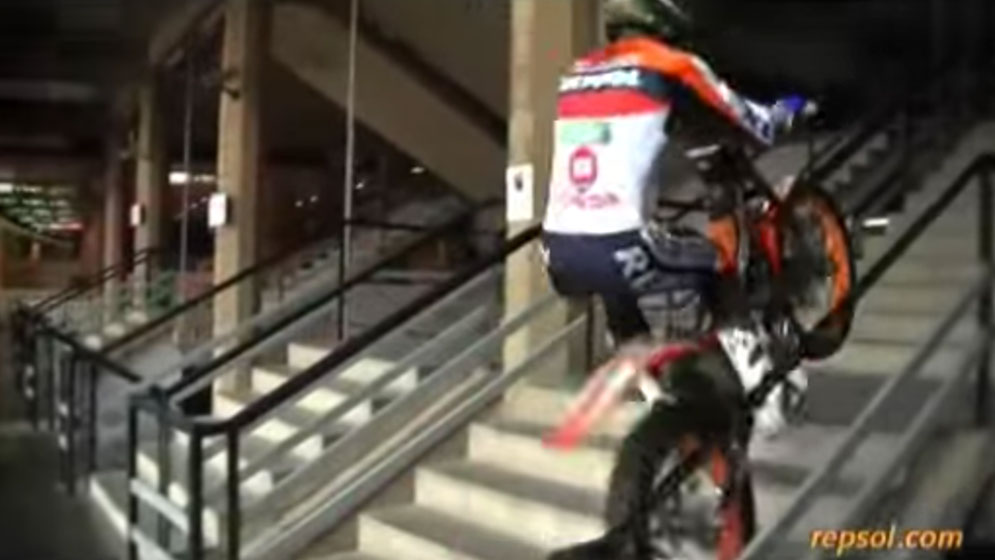 Toni Bou subiendo unas escaleras con la moto