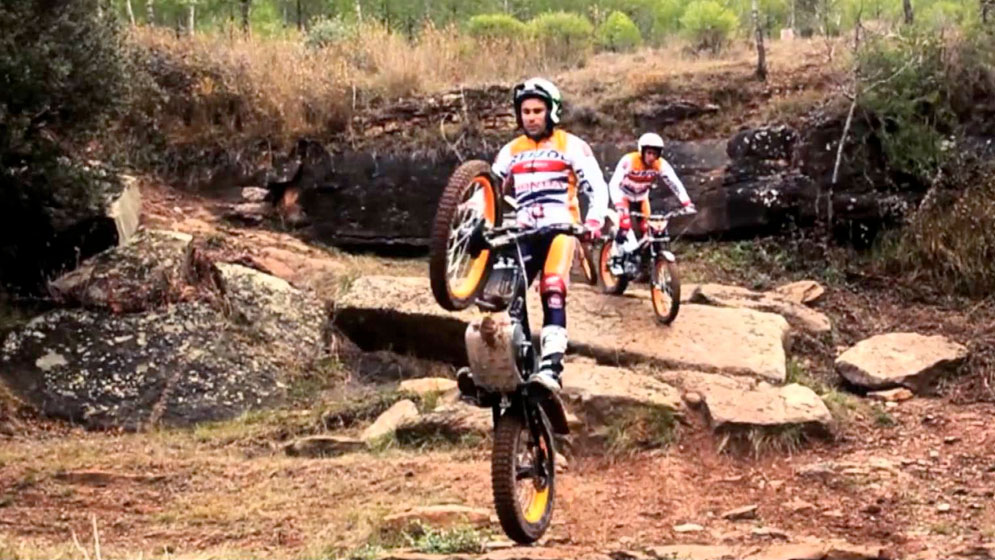 Toni Bou haciendo caballito con la moto de trial