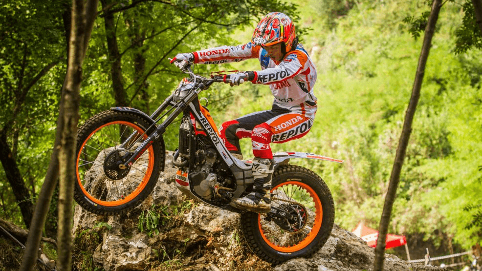 Takahisa Fujinami apoyado sobre la rueda trasera