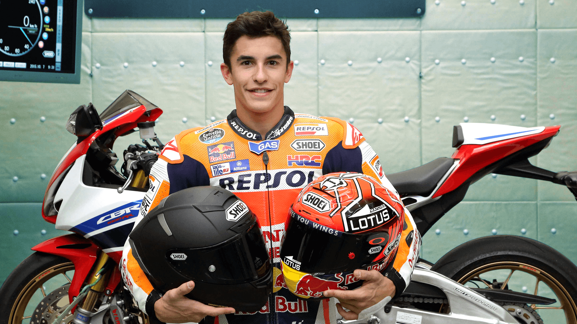 Marc Márquez sujetando dos cascos