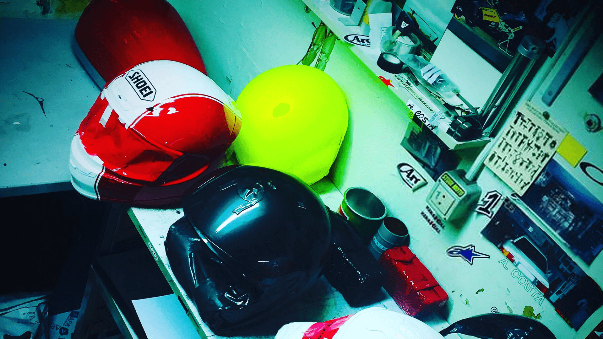 Cascos en proceso de pintado