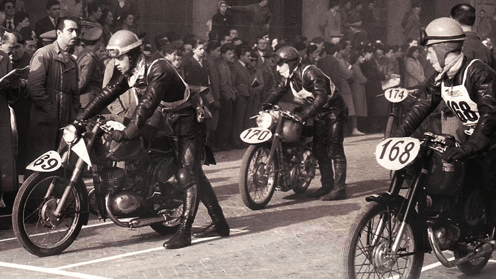 Participantes en el Motogiro de Italia con motos numeradas