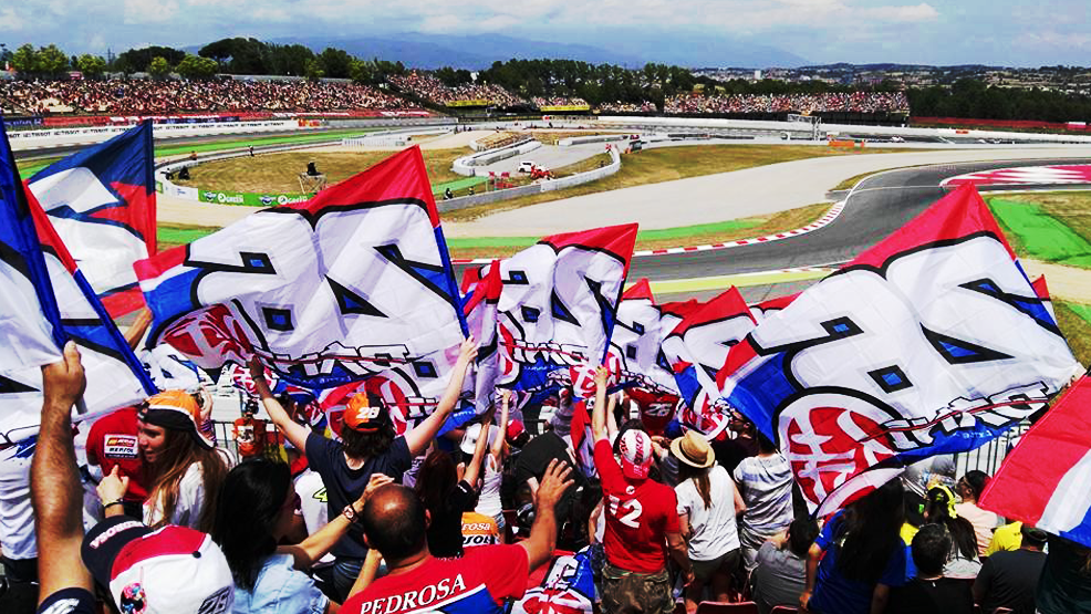 Fans con banderas del 26 en las gradas