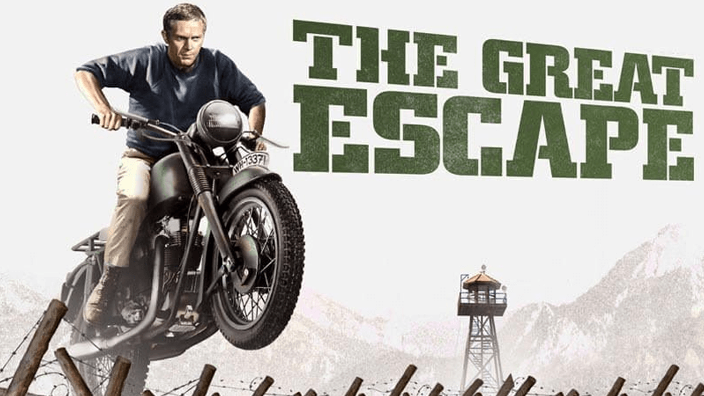 Escena de moto saltando en la gran evasión