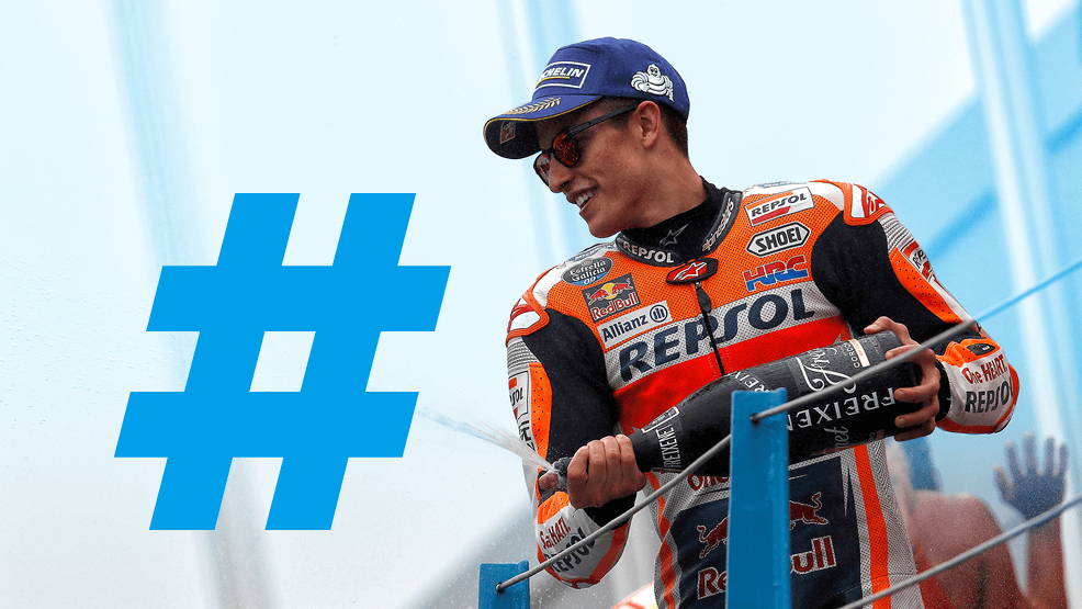 Marc Márquez lanzando champán en el podio