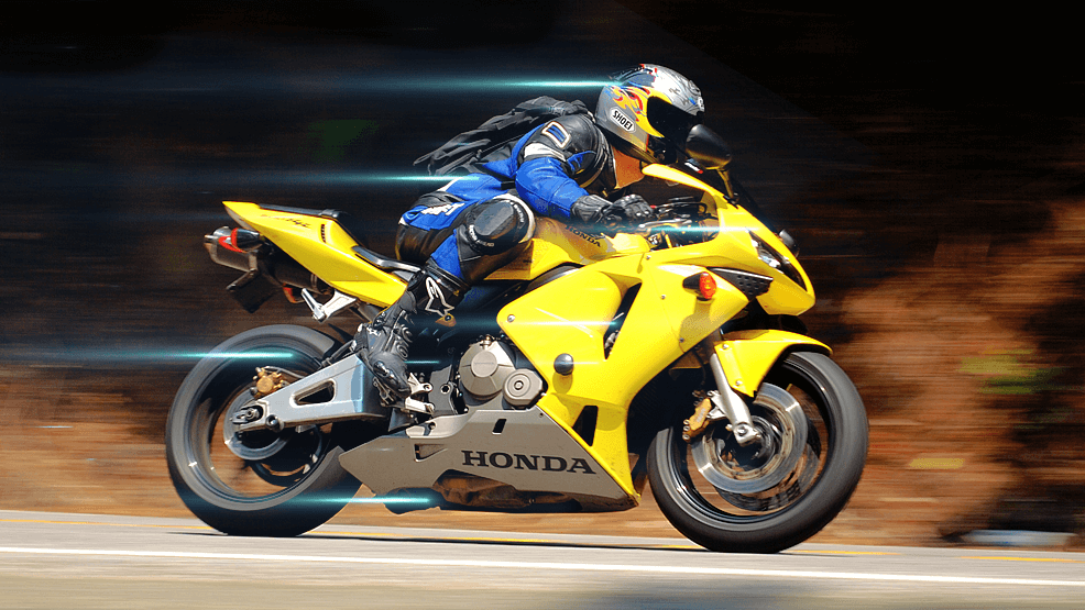 Motorista en Honda amarilla brillante